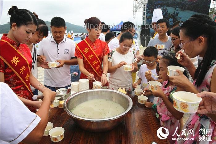 钓鱼佬新风尚：出水即入锅的餐饮革命